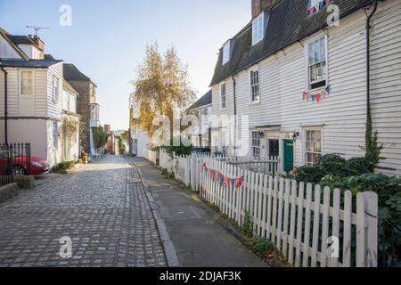 la strada acciottolata nel villaggio di upnor superiore kent Foto Stock