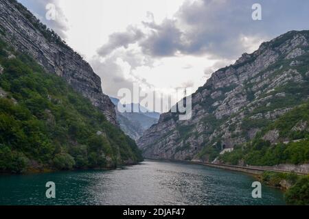 11.08.2018. Mostar. Bosnia-Erzegovina. Magnifico fiume Neretva durante il tempo nuvoloso e sovrastato. Il fiume Neretva scorre tra enormi montagne. Foto Stock