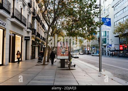 Madrid, Spagna - 6 dicembre 2020: Vista panoramica di Serrano Street nel quartiere di Salamanca. E' una famosa area per lo shopping con lussuosi negozi di moda Foto Stock