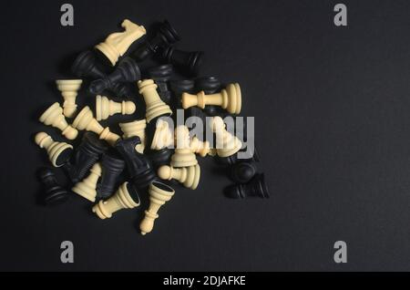 pezzi di scacchi su sfondo nero, pronti per essere disposti sulla tavola. Foto Stock