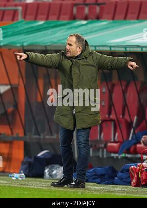 Manuel BAUM, allenatore Schalke gesticulate, FC AUGUSTA - FC SCHALKE 04 1.Lega di Calcio tedesca , Augusta, Germania, 13 dicembre 2020. Stagione 2020/2021, giorno 11, 1.Bundesliga © Peter Schatz / Alamy Live News nazionali e internazionali News-Agenzie FUORI uso editoriale - LE NORMATIVE DFL VIETANO QUALSIASI USO DI FOTOGRAFIE come SEQUENZE DI IMMAGINI e/o QUASI-VIDEO - Foto Stock