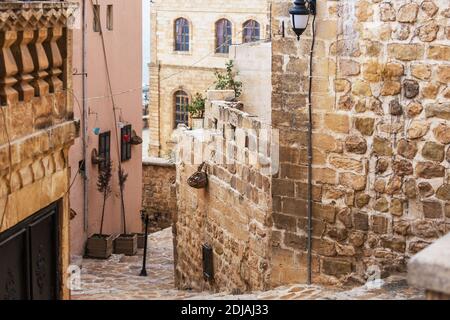 Vecchia strada nella città storica di Mardin, Turchia Foto Stock