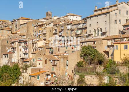 Considerata tra i borghi più belli dell'Italia centrale, Caprarola è un incantevole borgo medievale situato in provincia di Viterbo Foto Stock