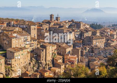 Considerata tra i borghi più belli dell'Italia centrale, Caprarola è un incantevole borgo medievale situato in provincia di Viterbo Foto Stock