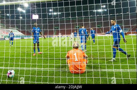 Ralf FAEHRMANN, S04 1 Omar MASCARELL, Schalke 6 Salif SANE, S04 Nr. 26 Ozan KABAK, S04 4 Matija NASTASIC , S04 5 Sad after 2-2 Goal, Marco RICHTER, FCA 23 nella partita FC AUGSBURG - FC SCHALKE 04 2-2 1.Lega Calcio tedesca , Augsburg, Germania, 13 dicembre 2020. Stagione 2020/2021, giorno 11, 1.Bundesliga © Peter Schatz / Alamy Live News nazionali e internazionali News-Agenzie FUORI uso editoriale - LE NORMATIVE DFL VIETANO QUALSIASI USO DI FOTOGRAFIE come SEQUENZE DI IMMAGINI e/o QUASI-VIDEO - Foto Stock