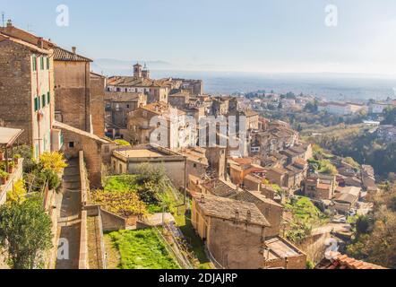 Considerata tra i borghi più belli dell'Italia centrale, Caprarola è un incantevole borgo medievale situato in provincia di Viterbo Foto Stock