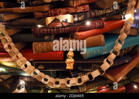 Un albero di Natale, interamente realizzato in libri, nella biblioteca del National Trust's Polesden Lacey, una casa eduardiana e tenuta a Great Bookham, vicino Dorking, Surrey. Foto Stock