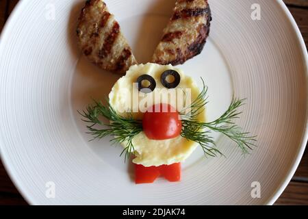 Tagliatelle con purè di patate sul piatto nel ristorante Foto Stock