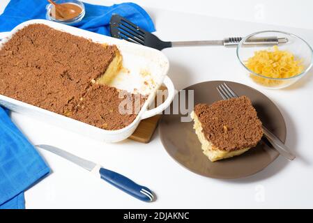 Ricetta dettagliata per la vacanza di Hanukkah, una tradizionale torta dolce Kugel con tagliatelle e crema pasticcera, frollino di cacao in panna. Su una base leggera Foto Stock