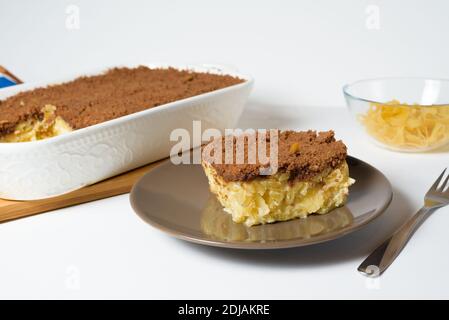 Ricetta dettagliata per la vacanza di Hanukkah, una tradizionale torta dolce Kugel con tagliatelle e crema pasticcera, frollino di cacao in panna. Su una base leggera Foto Stock