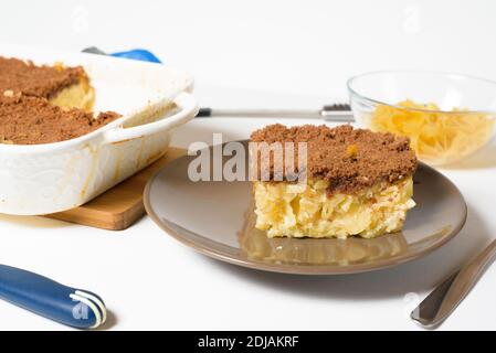 Ricetta dettagliata per la vacanza di Hanukkah, una tradizionale torta dolce Kugel con tagliatelle e crema pasticcera, frollino di cacao in panna. Su una base leggera Foto Stock