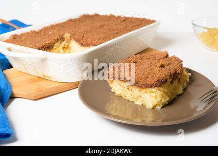 Ricetta dettagliata per la vacanza di Hanukkah, una tradizionale torta dolce Kugel con tagliatelle e crema pasticcera, frollino di cacao in panna. Su una base leggera Foto Stock