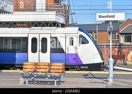 Treno Crossrail classe 345 Bombardier Aventra Elizabeth Line passeggeri pendolari Servizio tutta la stazione arriva Shenfield Essex da Londra Liverpool St REGNO UNITO Foto Stock