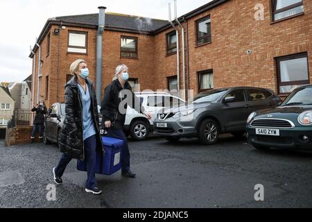 Gli operatori sanitari portano con sé una borsa contenente le vaccinazioni Pfizer/BioNTech COVID-19 quando arrivano alla casa di cura Abercorn House di Hamilton. Foto Stock