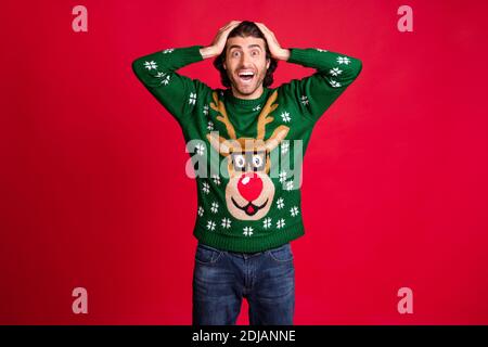 Ritratto del suo bello attraente felice stupito stordito allegro Guy cheery godendo Eve Noel occasione preparazione stagione vendita isolato brillante e brillante Foto Stock
