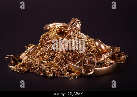 Gioielli in oro su sfondo nero Foto Stock