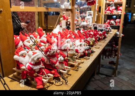 Decorazione elfa di Natale. Souvenir o regali fatti a mano. Tradizioni di vacanza del Nord Europa. Foto Stock