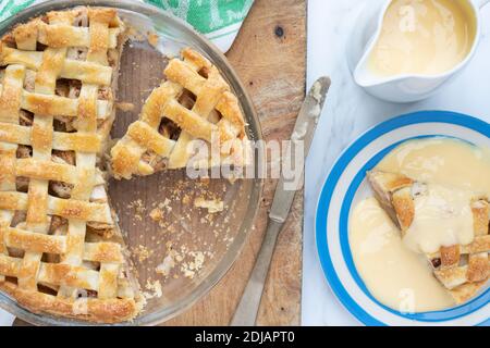 Torta di mele fatta in casa con una torta di pasticceria a graticcio e crema pasticcera Foto Stock