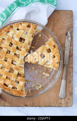 Torta di mele fatta in casa con una torta di pasticceria a graticcio Foto Stock