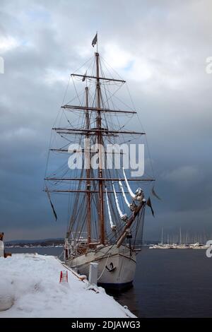 Porto di Oslo, Norvegia, nave a vela a 2 alberi nella neve Foto Stock