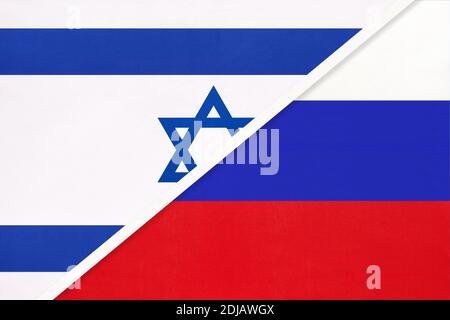 Israele e Russia o Federazione Russa, bandiere nazionali del tessile. Relazioni, partnership e partite tra due paesi. Foto Stock