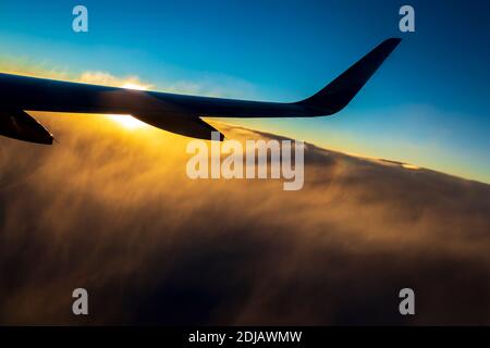 Sorvolando l'Europa dalla Germania a Maiorca al bellissimo tramonto colorato. Foto Stock