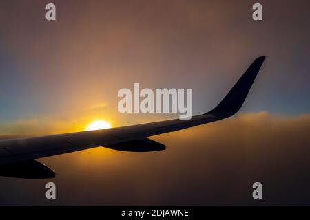 Sorvolando l'Europa dalla Germania a Maiorca al bellissimo tramonto colorato. Foto Stock