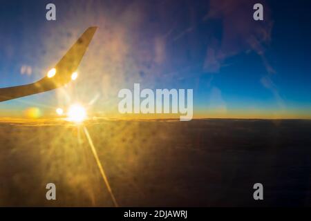 Sorvolando l'Europa dalla Germania a Maiorca al bellissimo tramonto colorato. Foto Stock