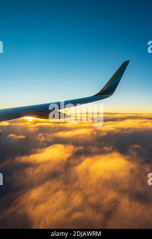 Sorvolando l'Europa dalla Germania a Maiorca al bellissimo tramonto colorato. Foto Stock