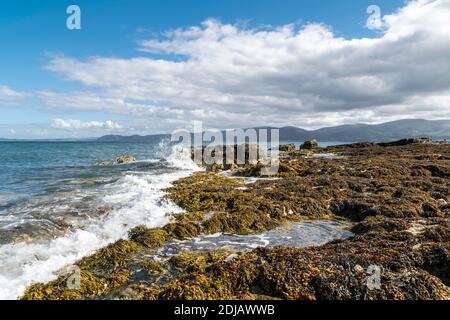 Vista dal punto di Penmon sull'Anglesey North Wales guardando verso Llandudno, Penmaenmawr e Llanfafechan. Foto Stock