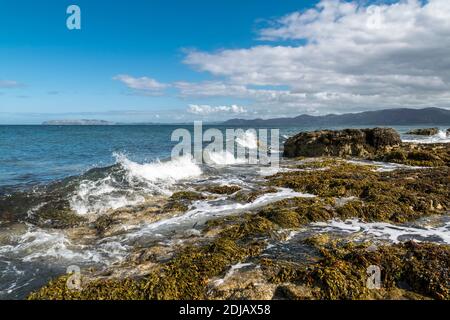 Vista dal punto di Penmon sull'Anglesey North Wales guardando verso Llandudno, Penmaenmawr e Llanfafechan. Foto Stock