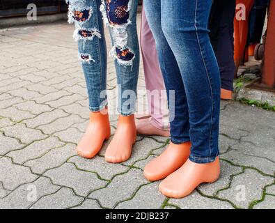 gambe di manichini vestiti in jeans da donna in città mercato all'aperto in giornata di sole Foto Stock
