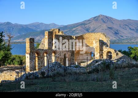 Le rovine del 10 secolo della Basilica di San Achilleios sull'isola di Agios Achilleios sul lago Mikri Prespa, Macedonia, Grecia settentrionale. Foto Stock