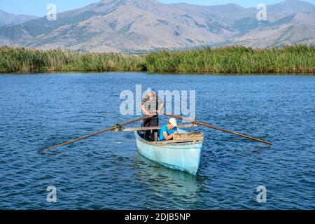 Un pescatore e sua moglie sul lago Mikri Prespa in Macedonia, Grecia settentrionale. Foto Stock