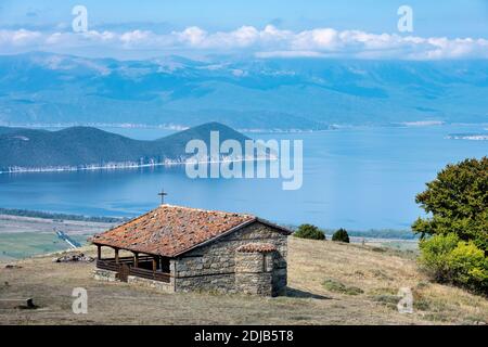 Guardando verso il basso sul lago Prespa dalla chiesetta del Theotokou sopra il villaggio di Agios Germanos in Macedonia, Grecia settentrionale. Foto Stock