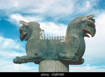 Capitelli a doppia testa di aquila del palazzo Achemenide Apadana, costruito da Dario i e Xerxes i, Persepolis, Iran Foto Stock