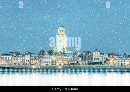 Vista invernale con nevicate e ghiaccio della città olandese Di Deventer in Overijssel con il fiume IJssel di fronte Foto Stock