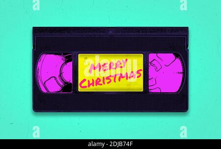 Un vivace e colorato ALLEGRO NATALE retro synthwave tema VHS illustrazione del nastro video con sfondo e spazio di copia in difficoltà Foto Stock