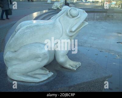 La rana di pietra bianca fa parte del monumento di Barpaley Foto Stock