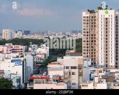 Vista del distretto di Phu Nhuan nella città di ho Chi Minh, Vietnam con il parco Cong Vien Gia Dinh al centro della foto. Foto Stock