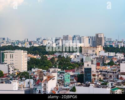 Vista del distretto di Phu Nhuan nella città di ho Chi Minh, Vietnam con il parco Cong Vien Gia Dinh al centro della foto. Foto Stock