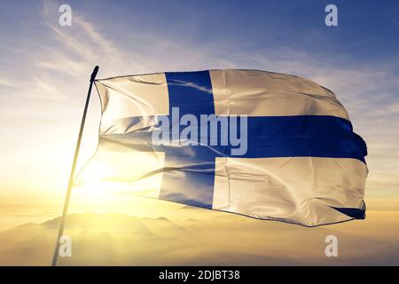 La bandiera della Finlandia sventolava sulla nebbia dell'alba Foto Stock