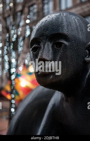 Londra, UK- Dicembre 2020: Scultura a Canary Wharf -Giles Penny: Due uomini su un banco Foto Stock