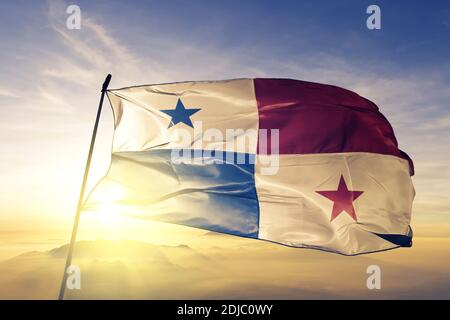Bandiera di Panama che sventola sulla nebbia all'alba Foto Stock
