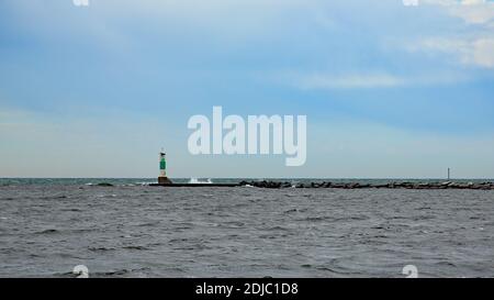 Faro bianco e verde sul lago Michigan su un ventoso Giorno a Muskegon Foto Stock