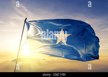 La bandiera somala sventolava sulla nebbia dell'alba Foto Stock