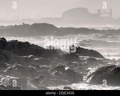 Mare spiaggia incandescente rocce panorama. Costa del portogallo settentrionale. Foto Stock