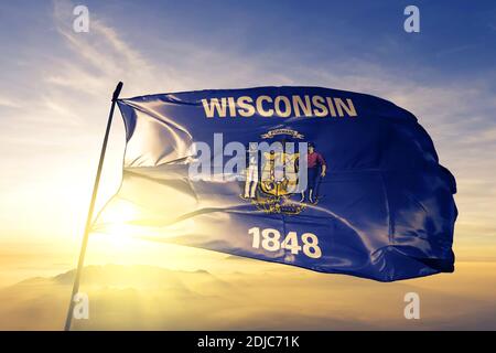 Bandiera dello stato degli Stati Uniti del Wisconsin sventolando in cima nebbia all'alba Foto Stock