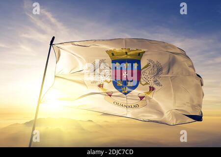 Collettività di Saint-Barthelemy di Francia bandiera che sventola sulla cima nebbia Foto Stock