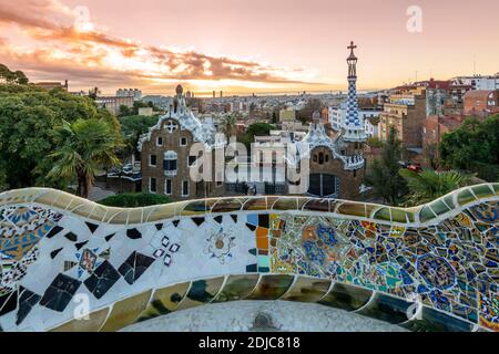 Parco Guell e skyline della città all'alba, Barcellona, Catalogna, Spagna Foto Stock